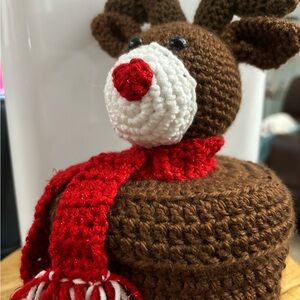 Crochet toilet paper cover for Christmas.